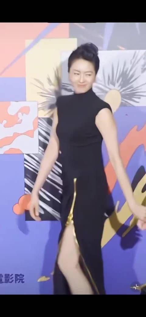 梁咏琪携“女儿”参加活动，“女儿”很可爱啊