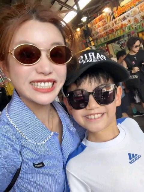 陈妍希带儿子泰国过暑假，母子俩同框自拍，小星星越长越像妈妈了
