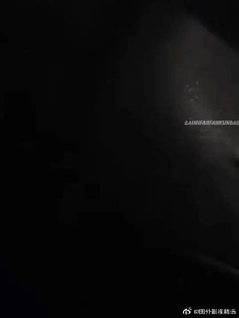 家里男人忙忙碌碌了一天又开上直播了