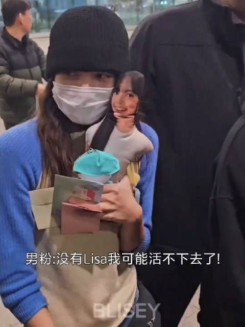 Lisa手写信回应男粉呼唤，泰国偶遇现场反应可爱