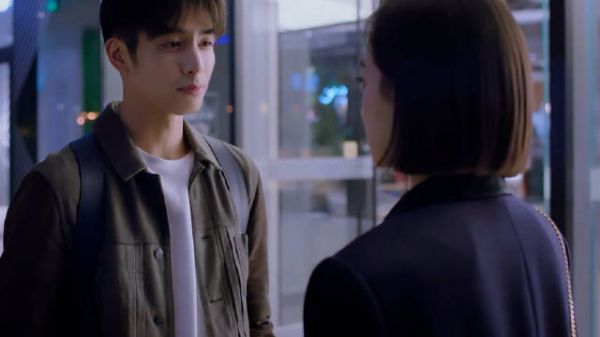 元宋陪学妹出来逛街,被贺繁星给看见,怕她误会亲口解释