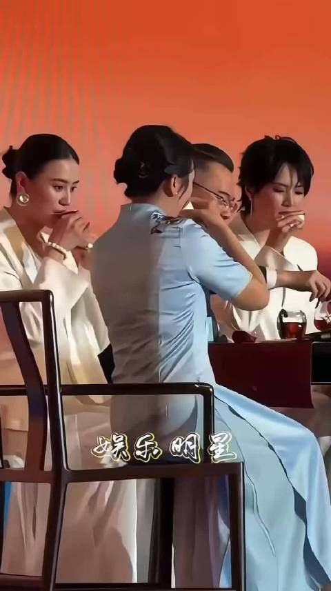 看她的表情，抿了一小口感觉还不错吗？
