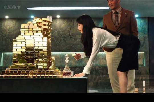 满屋金砖摆在眼前，女助理的反应直接戳穿人性！