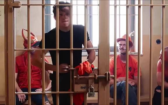 遇到这些人真的难搞， 关又关不住，跑又跑不掉