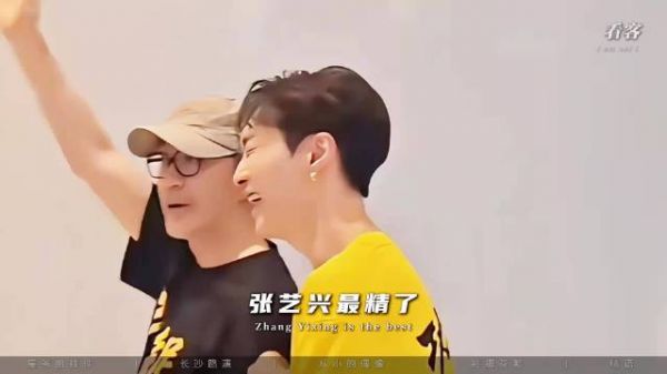 张艺兴最精了，星爷让他去路演，他直接挂星爷身上！