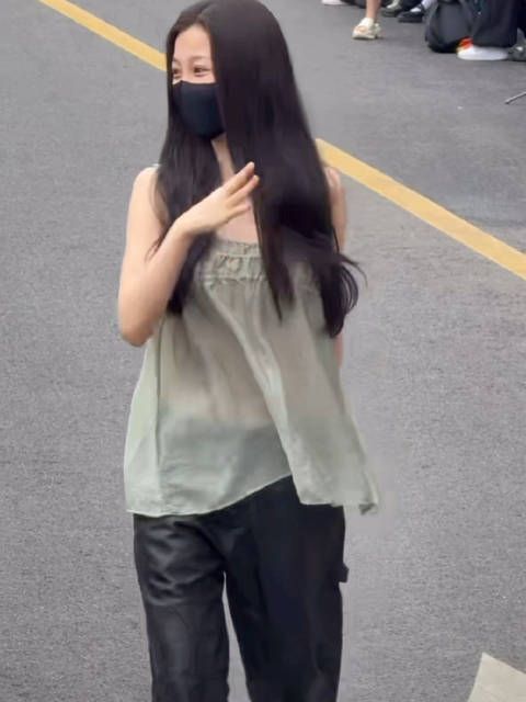 虞书欣上班必与粉丝互动,无一动作敷衍