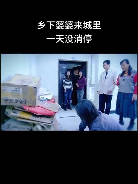 乡下婆婆进城堆废品养小鸡摘野菜,改不了毛病就搬回