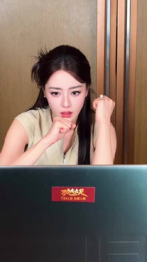 酷毙了 迪丽热巴足球转场