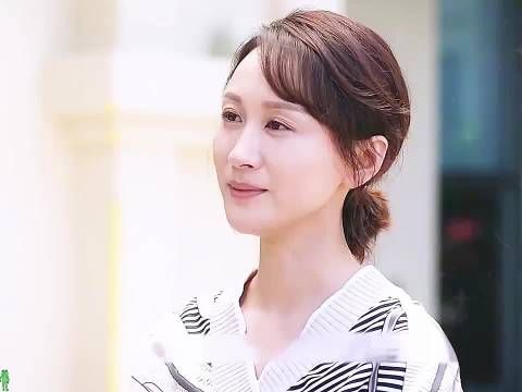 母亲得知女儿离婚，竟然对她大打出手，丝毫不顾及女儿的感受差点逼噶她