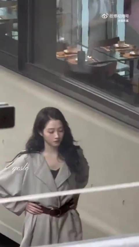 最新路透真的美绝了呀 期待与她的新作品的见面啦 关晓彤已到最佳赏味期
