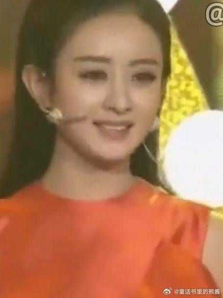 陈伟霆牵手赵丽颖甜蜜合唱，颖宝无袖红裙出场，笑容太美了丨国剧