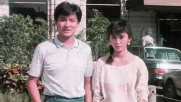 达叔年轻时与朋友畅饮至天明，花天酒地