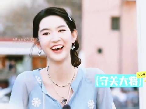 刘宇宁抱王玉雯林一，温柔抱妹霸气搂弟