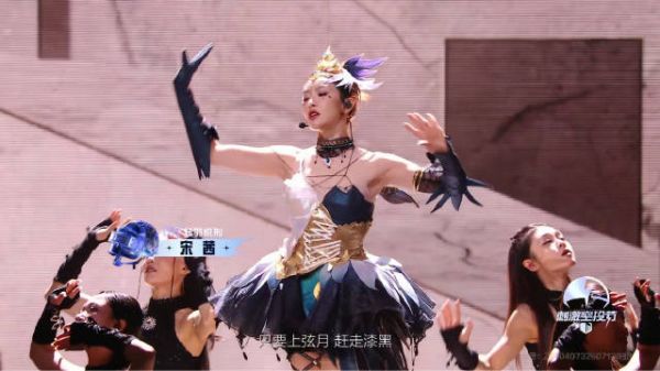 宋茜演唱《和音 CHORD+UP TO ME》舞台 好漂亮的洋娃娃啊 好听！