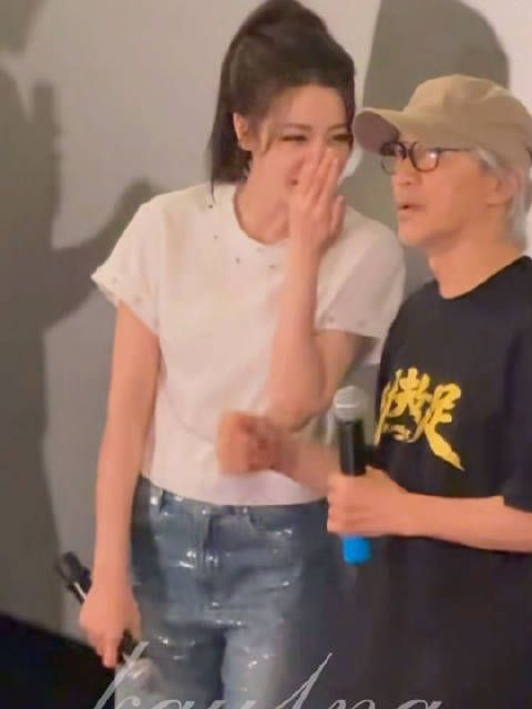 周星驰香港路演教迪丽热巴说粤语