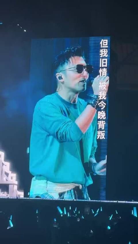沈阳的谢霆锋状态好到离谱，绿T格纹衬衫往身上一套，少年感直接拉满