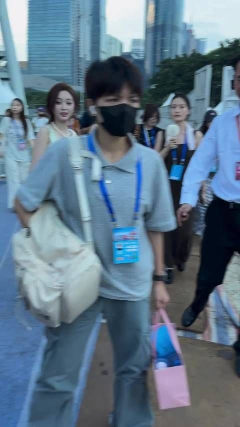 吴宣仪今天微博奇遇记路透，太漂亮了这个小选