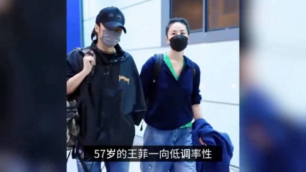 王菲57岁生日现场，喝着酒看歌手决赛支持女儿 满桌酒瓶还带上保健品！