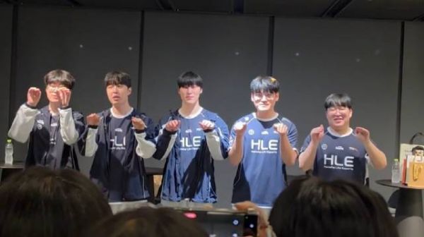 HLE选手模仿大虫子 ྀི：kkaze1128