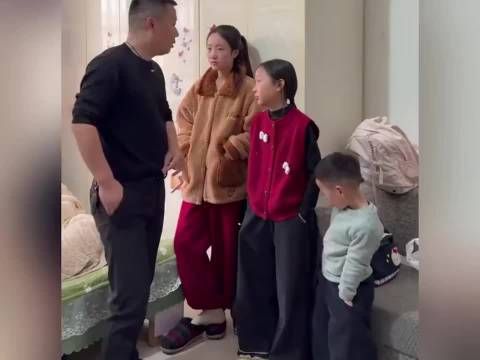 父亲向三个孩子借压岁钱，接下来，把网友的眼泪都笑出来了！