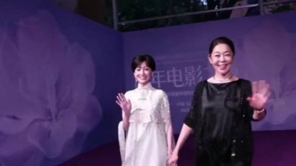 赵雅芝倪萍牵手优雅亮相