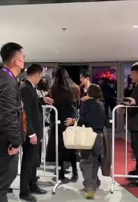 “娜扎台上性感台下保守，马上把胸遮了起来 ​…”