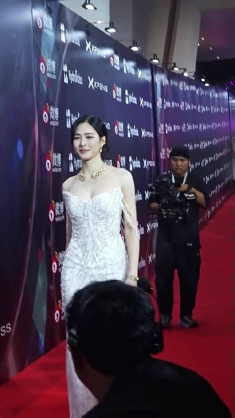 邝玲玲红毯状态，从17岁语言零基础到多项代言，跨文化生长范本