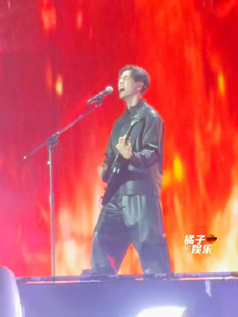 英皇啥时候让伟霆哥开演唱会！