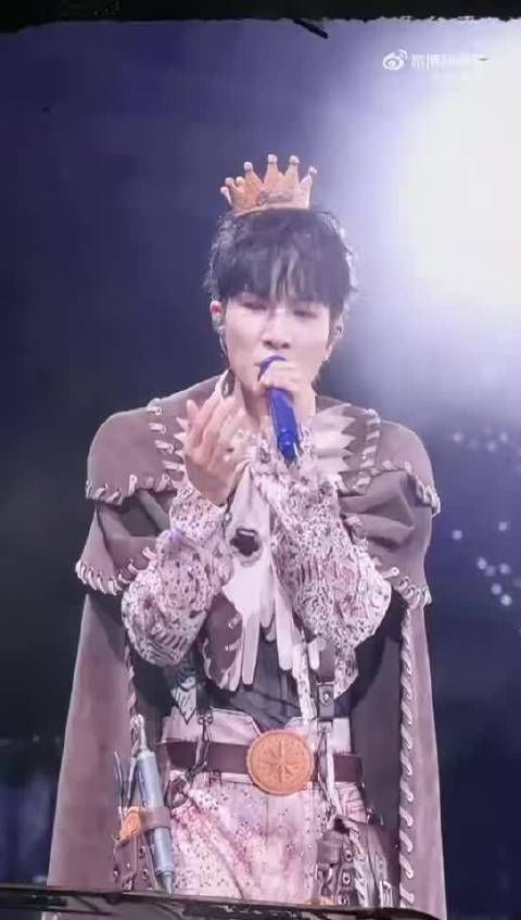 周深贵阳演唱会全新小王子造型亮相！