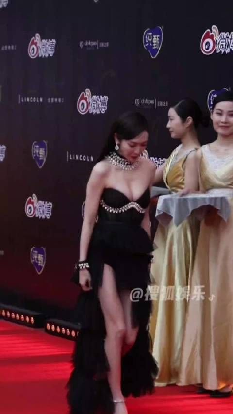 Jessica微博之夜红毯现场，深V低胸礼服慷慨大方