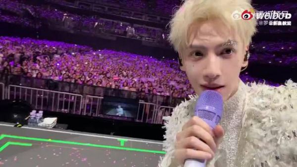 罗云熙演唱会全场紫海氛围拉满，粉丝浪漫具像化