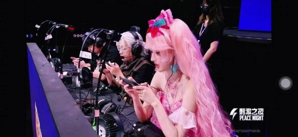 王玉雯和平精英现场沉浸打游戏，网友玩梗刷屏