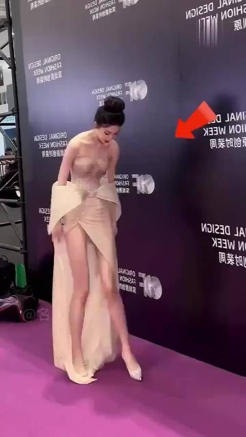 女星抹胸防走光：白鹿转身暗藏心机，邓为帮景甜挡镜头
