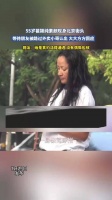 55岁瞿颖纯素颜现身北京街头，笑着回应路人