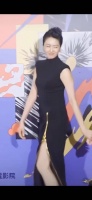 梁咏琪携“女儿”参加活动，“女儿”很可爱啊