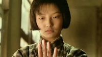 她在十三岁那年爱上了三十岁的男邻居，甚至在大学期间怀上他的孩子
