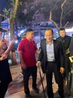 82岁香港资深武打演员明显消瘦，双鬓眉毛全白，承认双脚出了问题