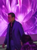 百花奖论坛，梁家辉上台时不小心差点绊倒，还好有惊无险