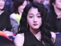 关晓彤这个抬眸太美了吧
