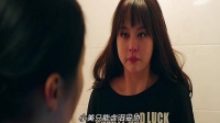 女孩穿红裙纵身一跃，用生命控诉冰冷世界