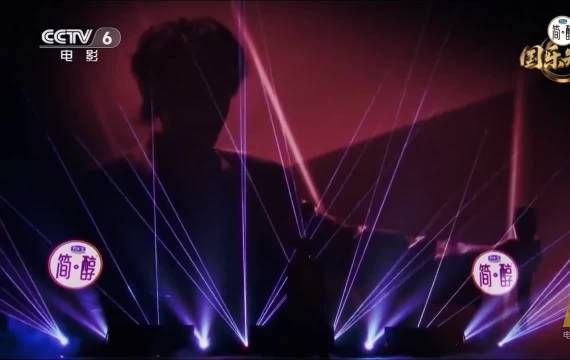就这样玩转舞台 宋亚轩玩音乐的台风
