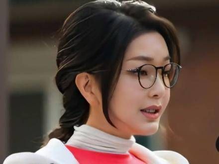 金建希昔日的光彩不再,少了医美修饰,岁月痕迹悄然浮现