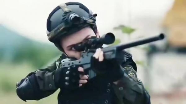 美女特警竟然是用这种方法审判罪犯，美女特警队血战毒贩