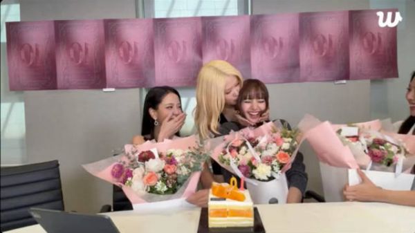 BLACKPINK十周年直播，朴彩英亲昵亲吻Lisa