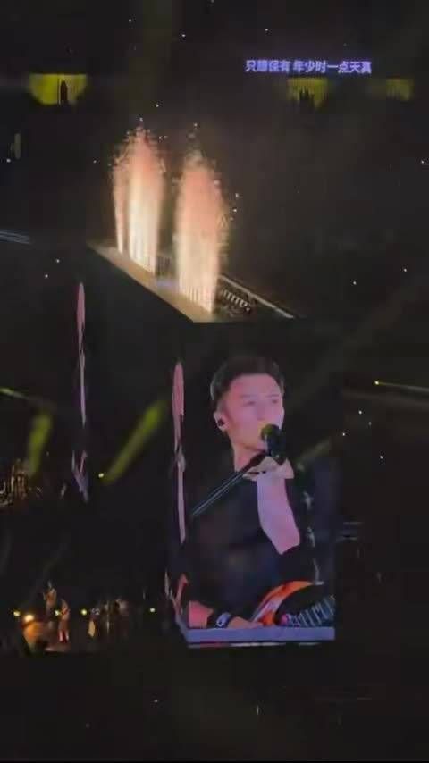 谢霆锋演唱会烟花错位，头顶现火焰特效