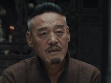 庄伯的双重面相背后，究竟埋藏着什么不为人知的真相？