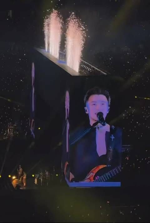 谢霆锋演唱会头顶焰火,舞台状态不减