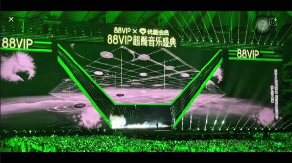 成毅退场时向粉丝九十度鞠躬，叮嘱安全