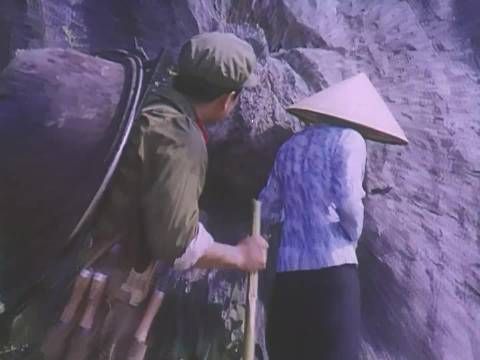 越南女兵伪装成村民，善良的新兵差点被暗算！
