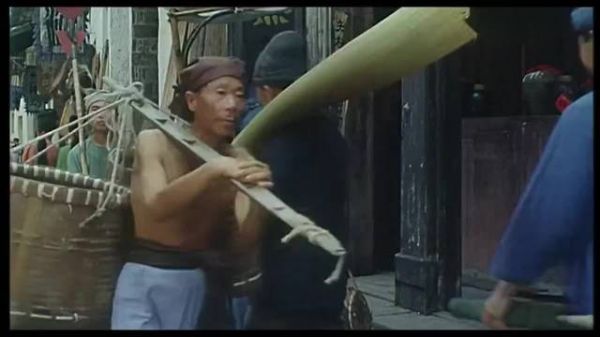 真是无奸不商！为了生意劝人去S